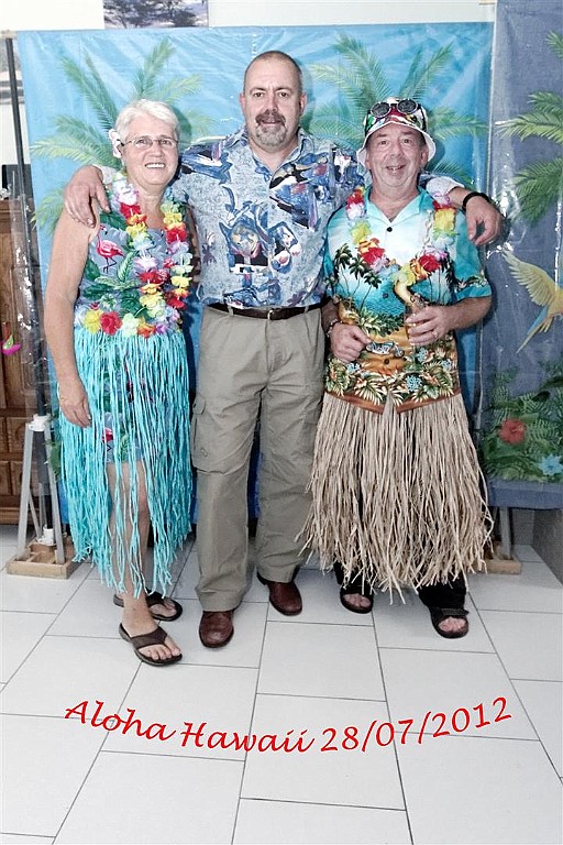 HawaiiParty (25).jpg - Met de aanwezigen op de foto